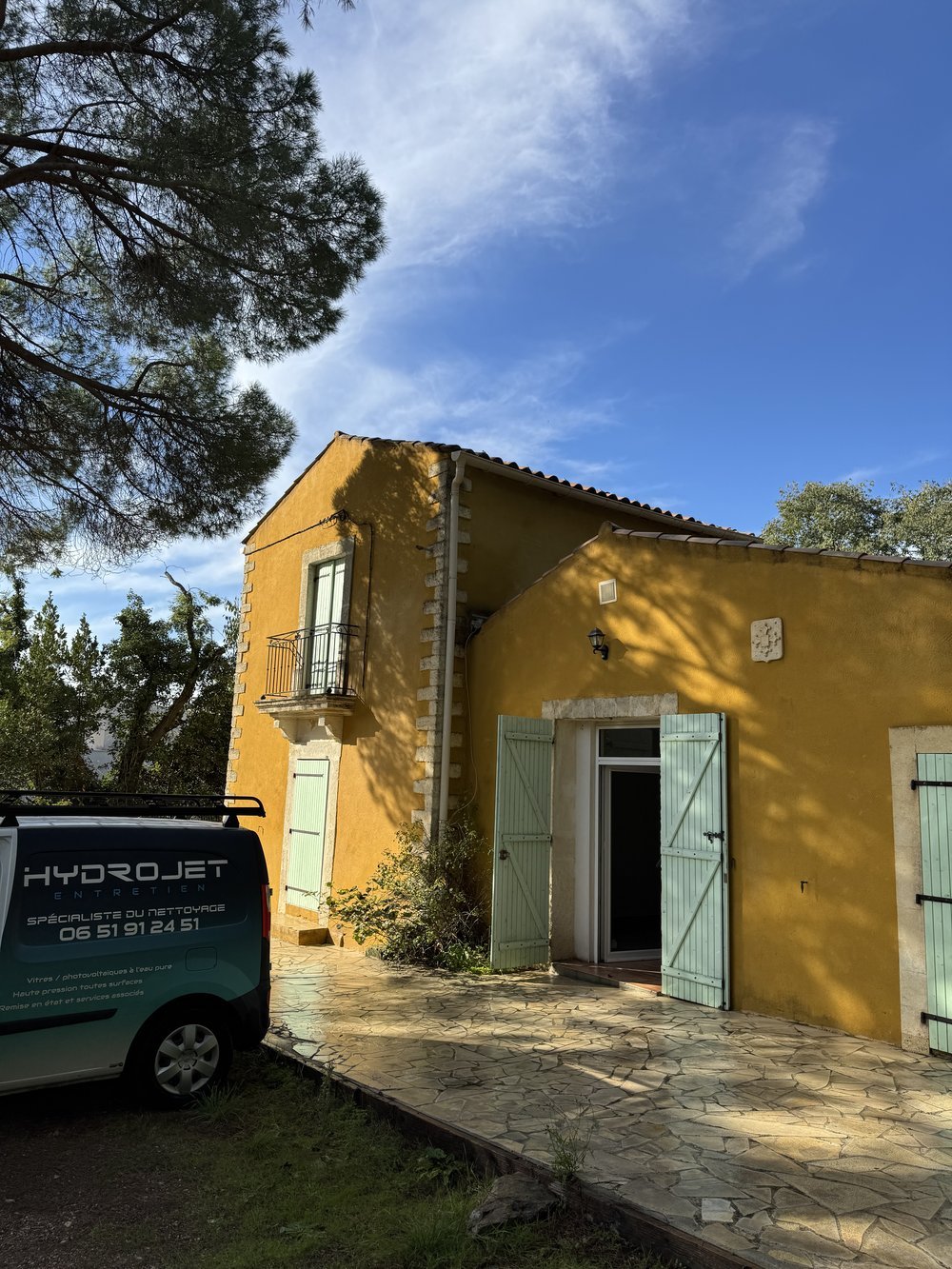 Véhicule Hydrojet Entretien en intervention devant une maison à Montpellier