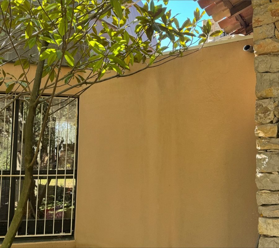 Mur propre après nettoyage haute pression
